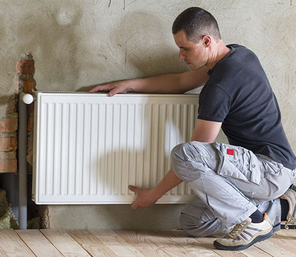 Chauffagiste souriant avec équipement